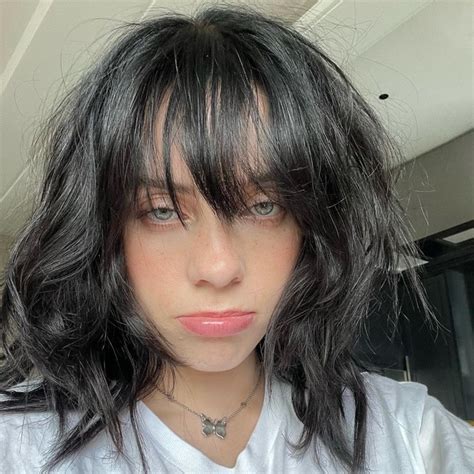 billie eilish nipple|Billie Eilish abala redes com clique de calcinha, meia ...